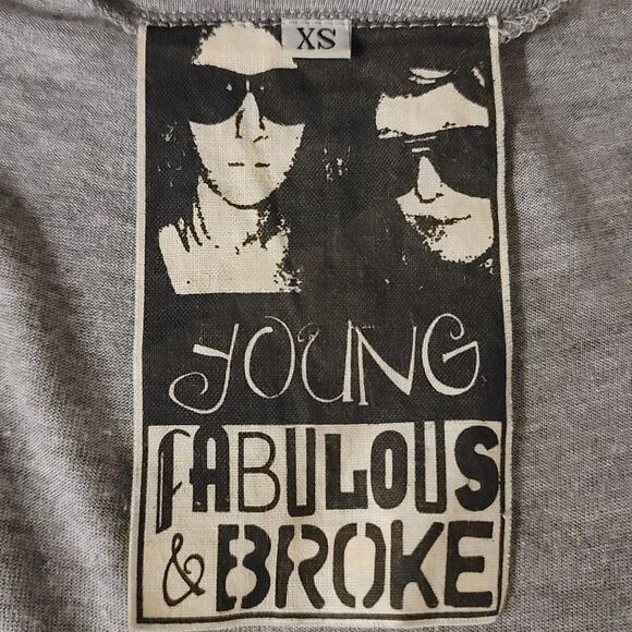 Young, Fabulous & Broke Ruffle Bottom Tee Sz XS - Picture 5 of 5